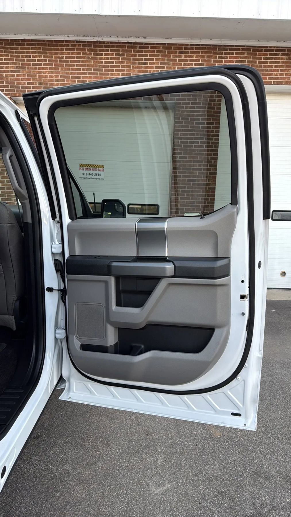 Used 2015 Ford F150 XLT w/ Equipment Group 302A Luxury image 31