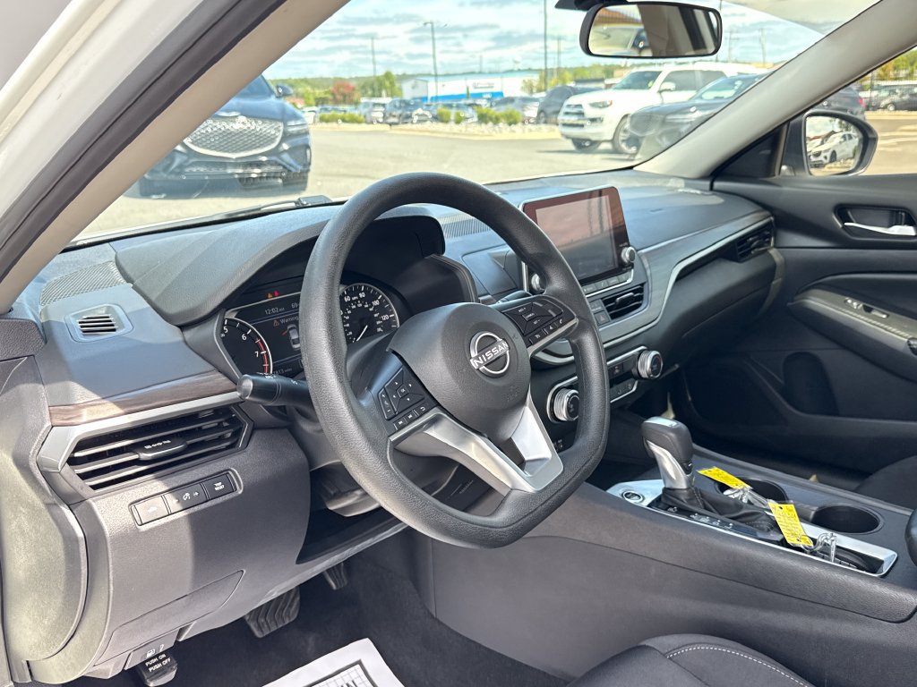 Used 2025 Nissan Altima 2.5 SV FWD image 14