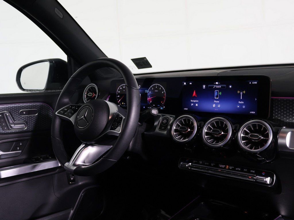 Used 2025 Mercedes-Benz GLB 250 4MATIC image 25