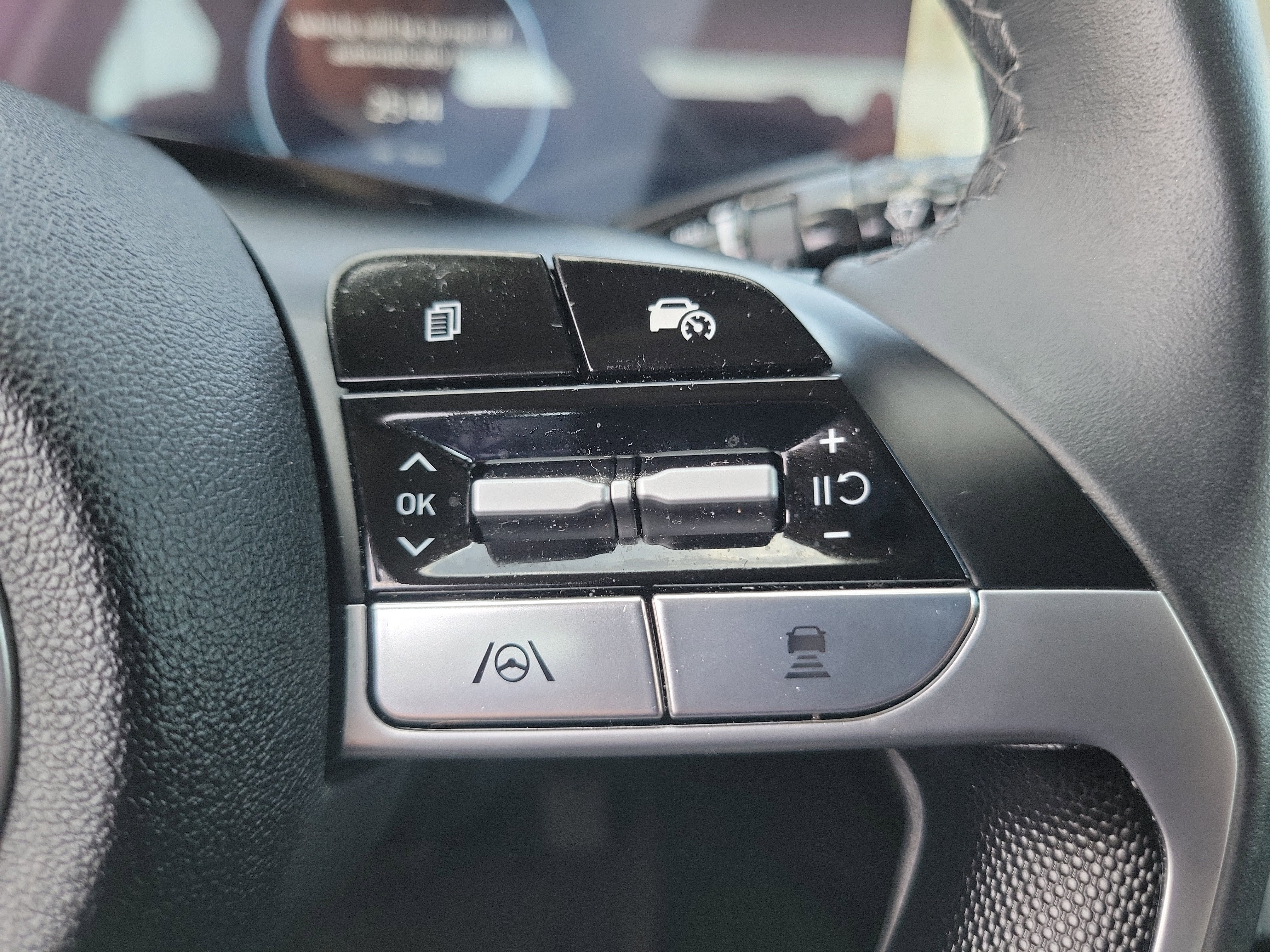 Certified 2025 Hyundai Elantra Limited image 9