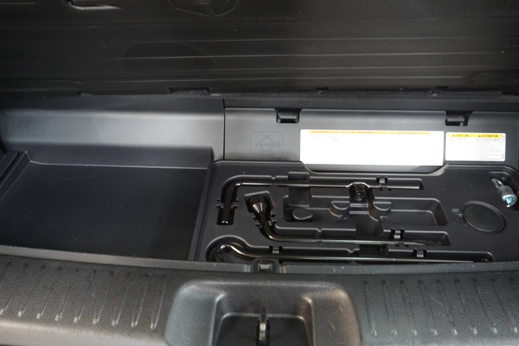 Used 2019 Toyota Highlander LE AWD/4WD image 10