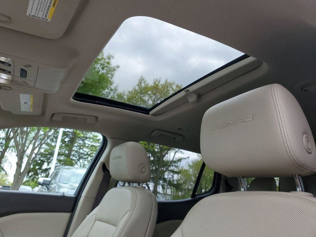 Used 2018 GMC Acadia Denali w/ Technology Package AWD/4WD image 7