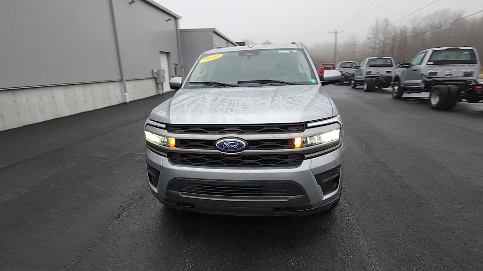 Used 2022 Ford Expedition XLT image 3