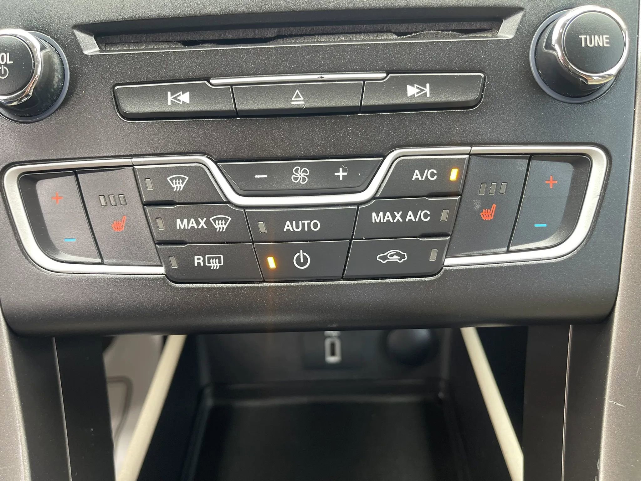 Used 2017 Ford Fusion SE w/ Fusion SE Technology Package FWD image 18