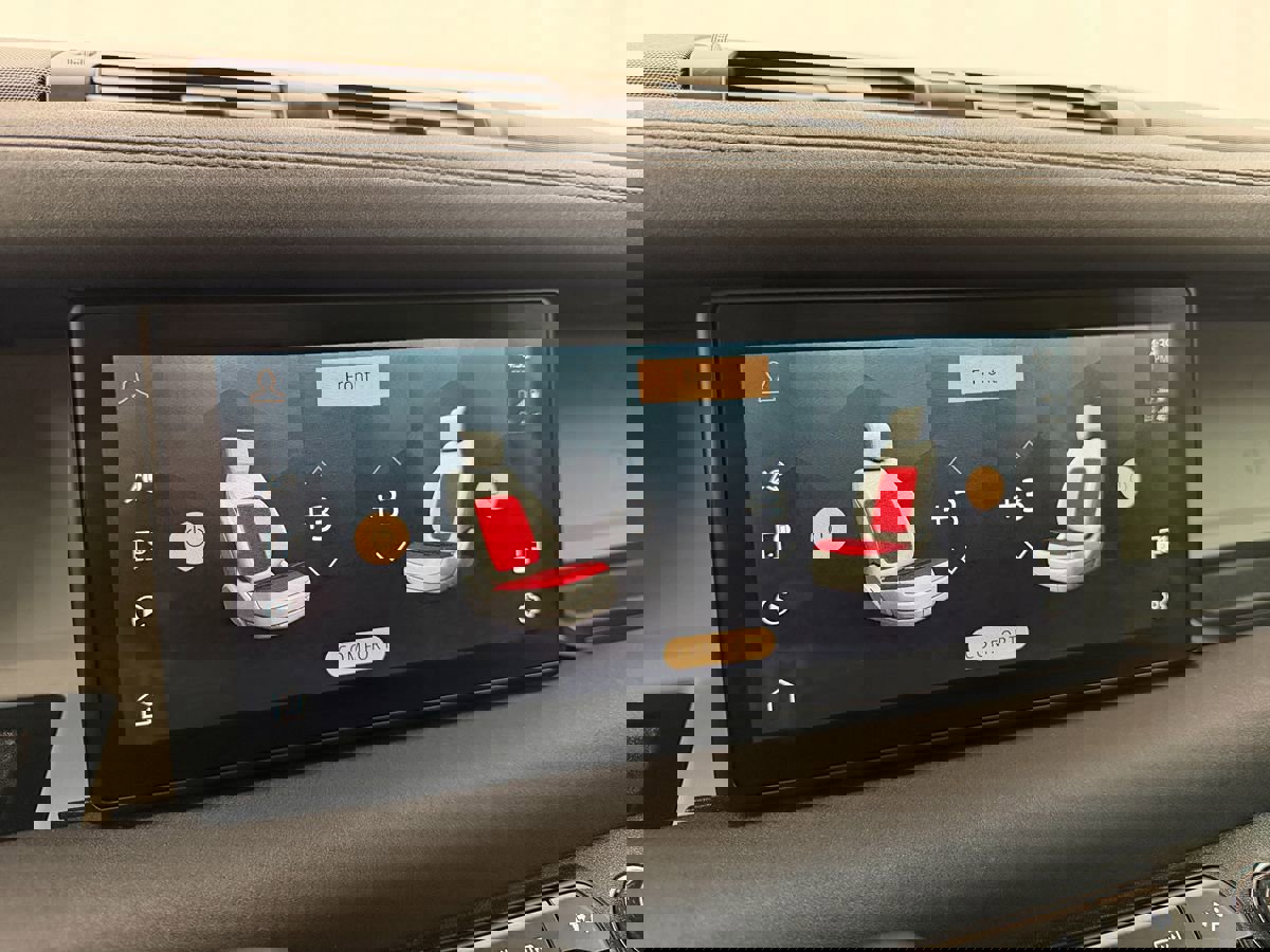 Used 2020 Land Rover Defender 110 First Edition image 32