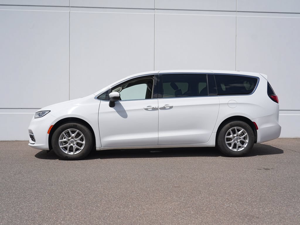 Used 2023 Chrysler Pacifica Touring-L FWD image 6