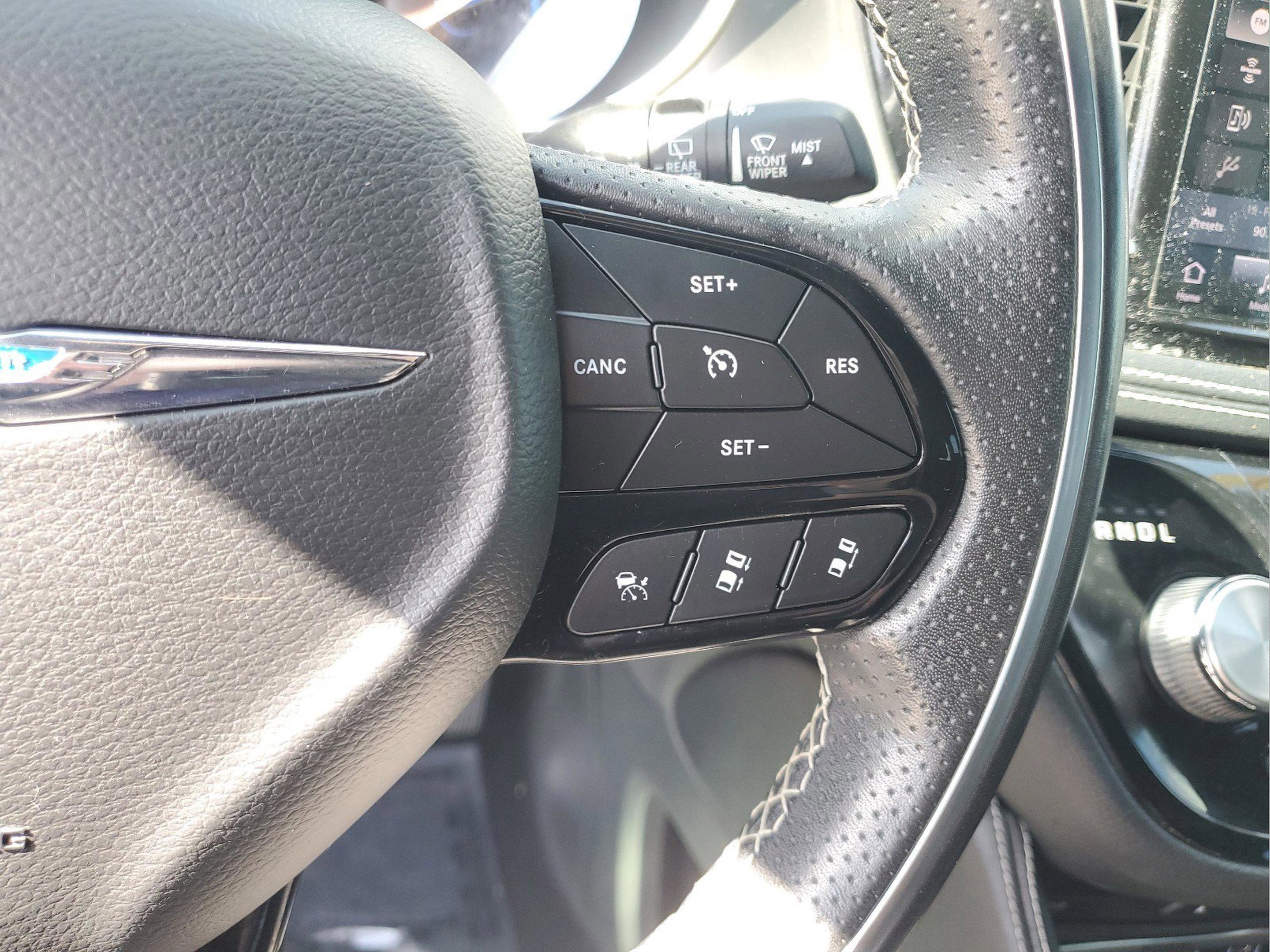 Used 2021 Chrysler Pacifica Limited w/ Uconnect Theater Family Group FWD image 12