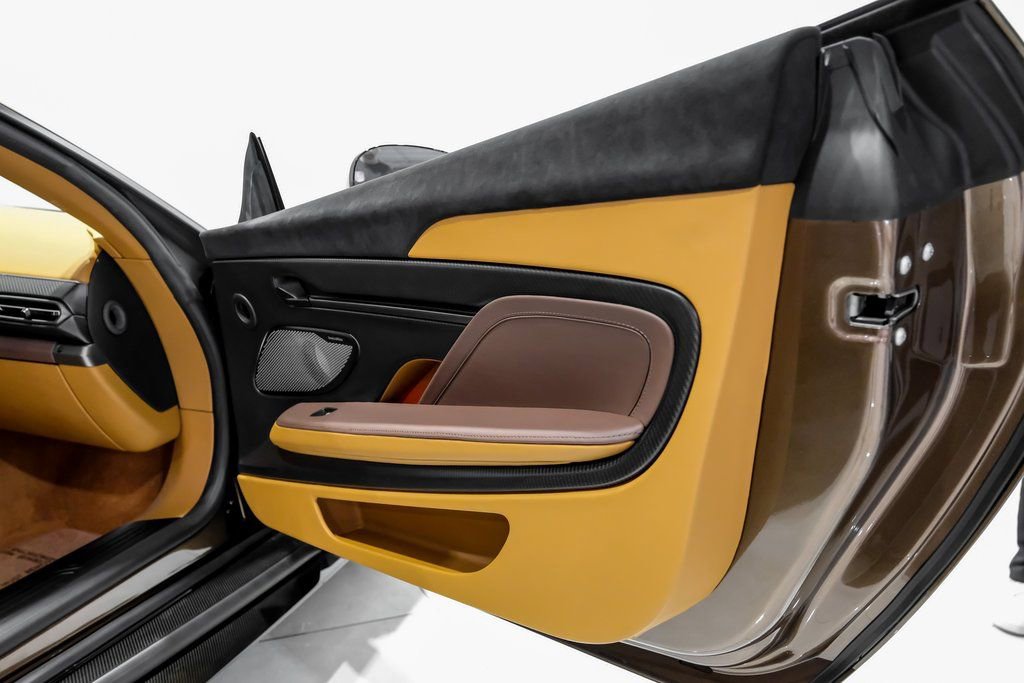 Used 2025 Aston Martin Vanquish RWD image 32