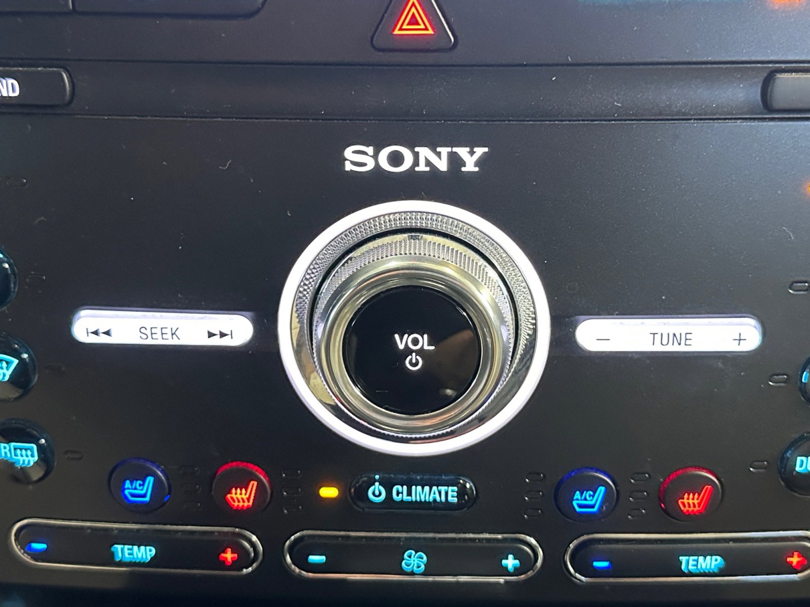 Used 2019 Ford Explorer Limited w/ Ford Safe & Smart Package FWD image 17