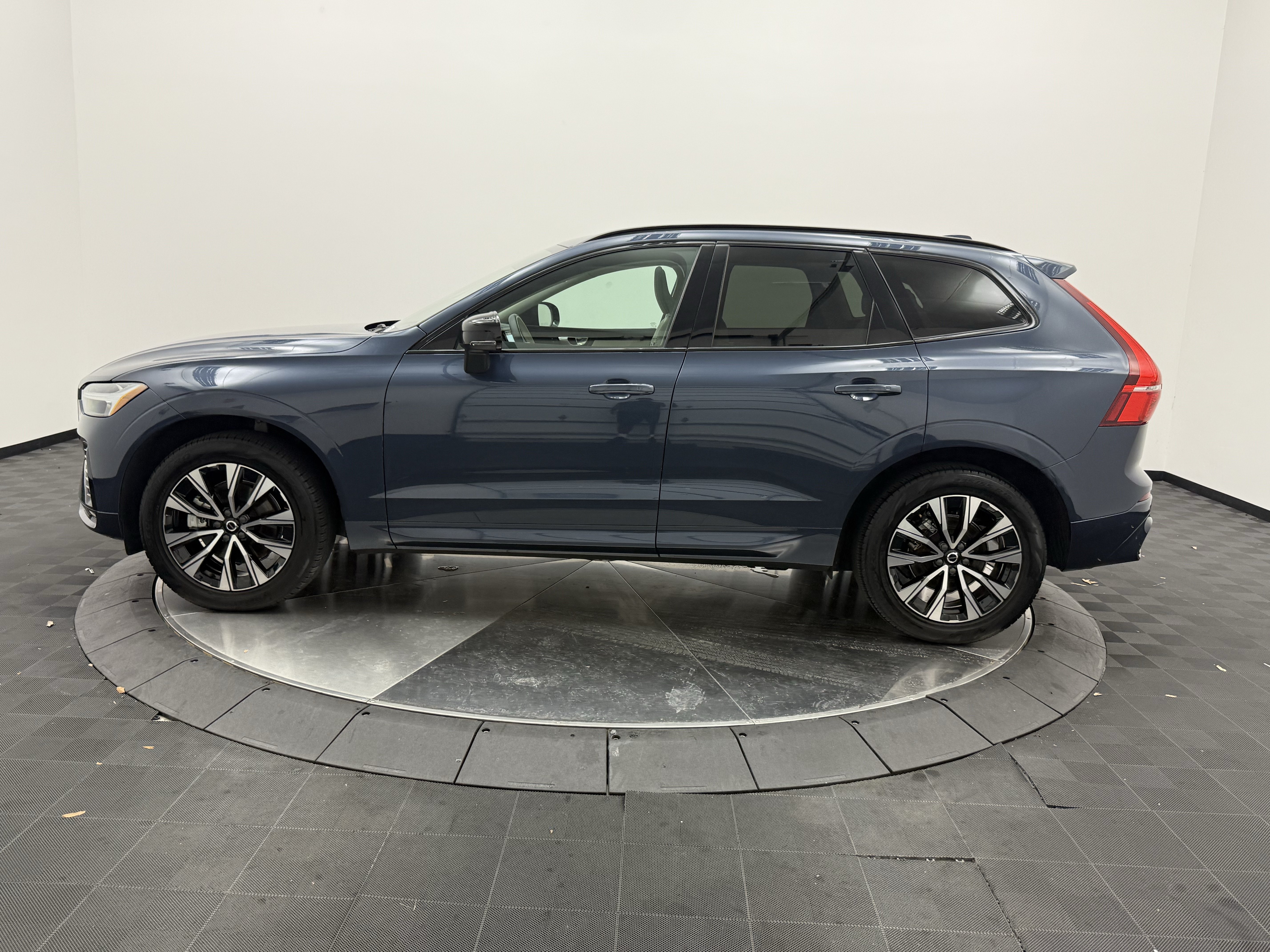 Certified 2024 Volvo XC60 B5 Core w/ Protection Package Premier AWD/4WD image 4