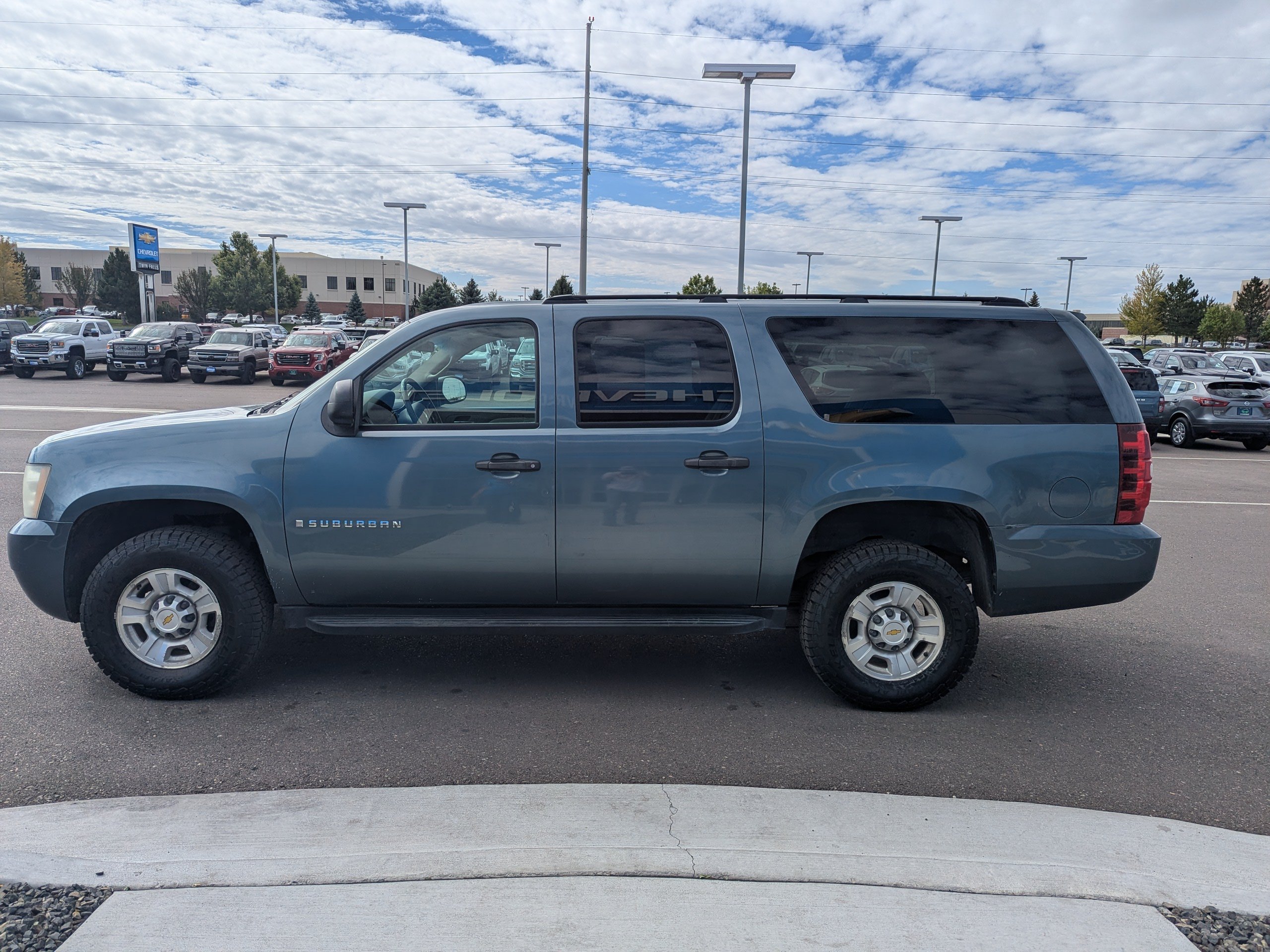 Used 2009 Chevrolet Suburban 2500 LS w/ Skid Plate Package AWD/4WD image 9