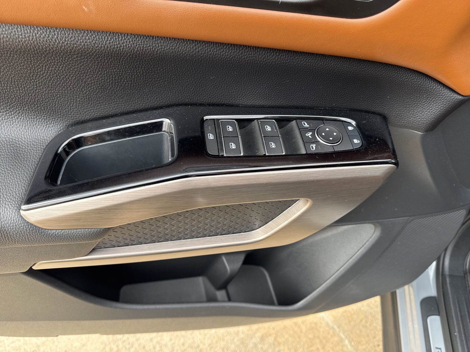 Used 2024 Nissan Pathfinder Platinum w/ Cargo Package image 16