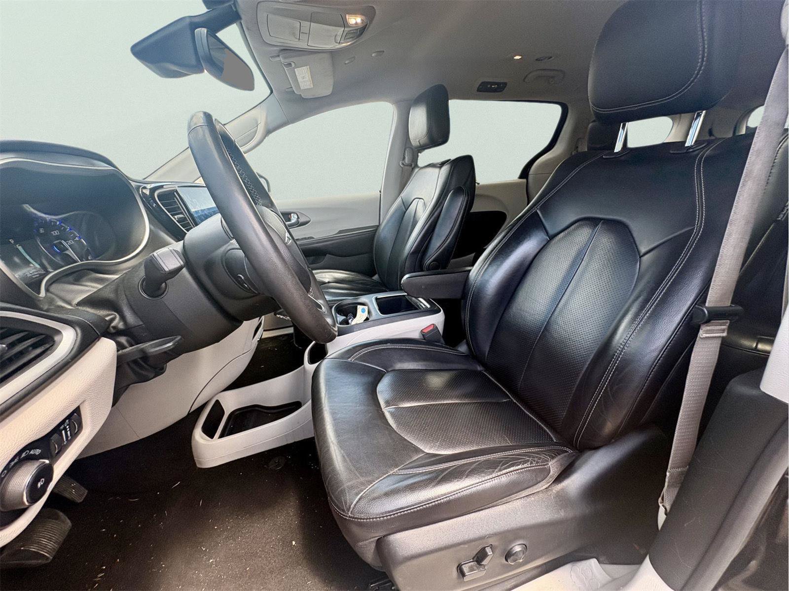 Used 2022 Chrysler Pacifica Touring-L FWD image 12