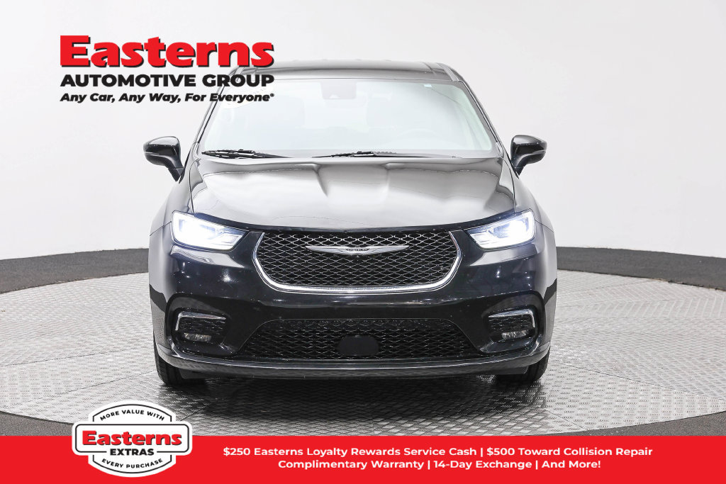 Used 2023 Chrysler Pacifica Touring-L FWD image 3