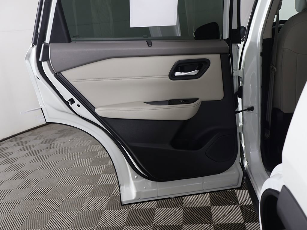 Used 2023 Nissan Rogue SL w/ SL Premium Package image 25