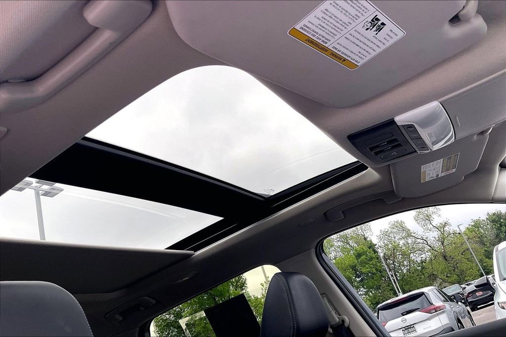 Used 2025 Nissan Rogue Platinum AWD/4WD image 23
