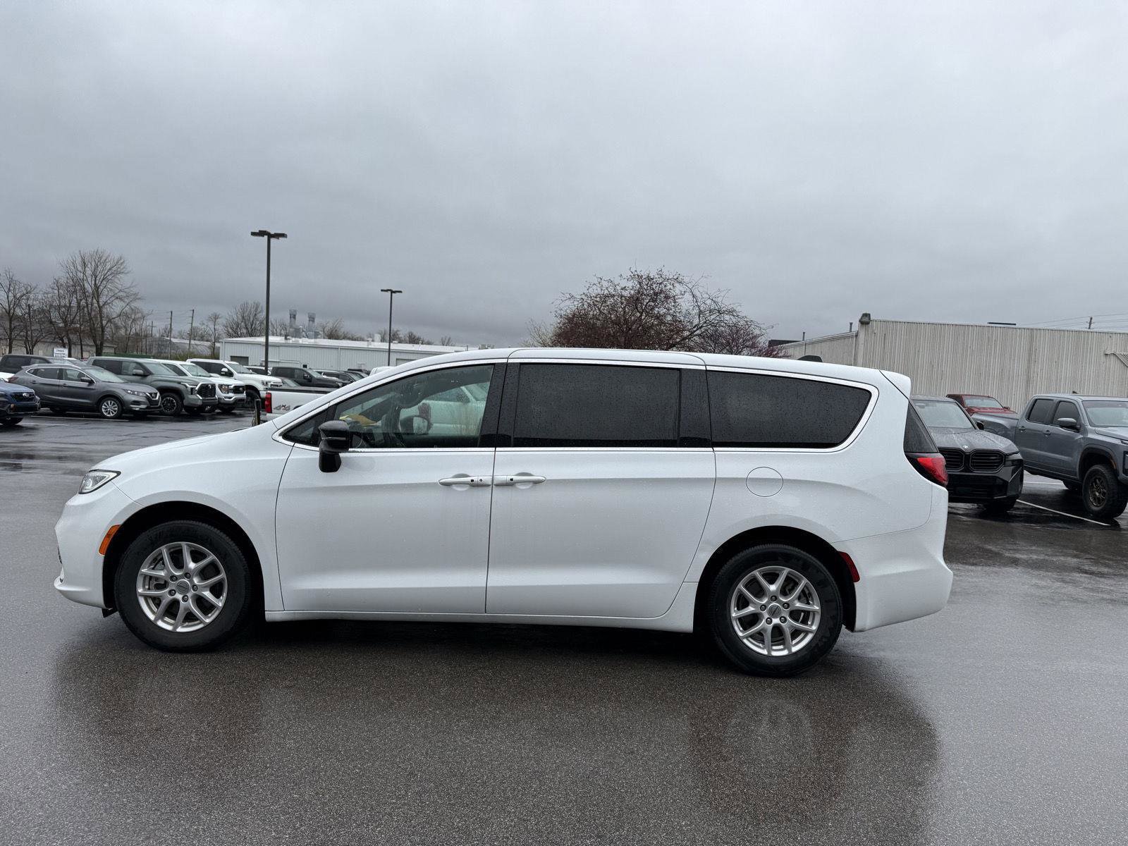 Used 2025 Chrysler Pacifica Select FWD image 6
