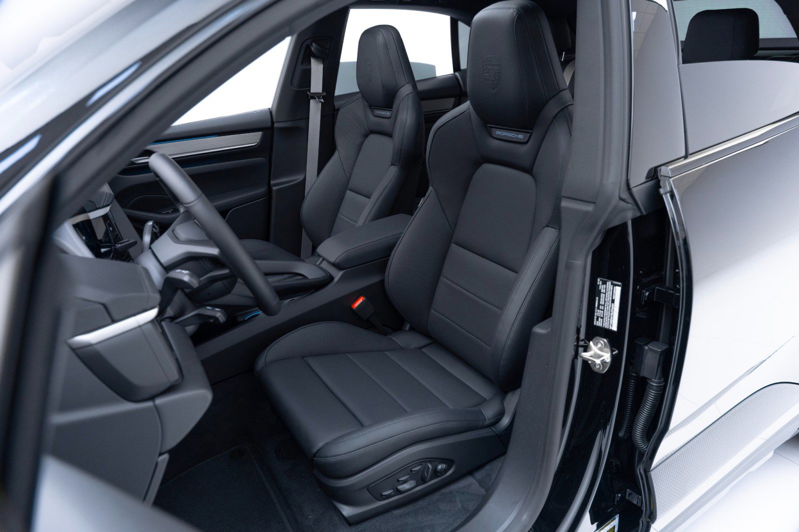 Certified 2025 Porsche Macan Electric image 5