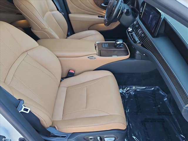 Used 2023 Lexus LS 500 w/ Accessory Package (Z1) RWD image 27