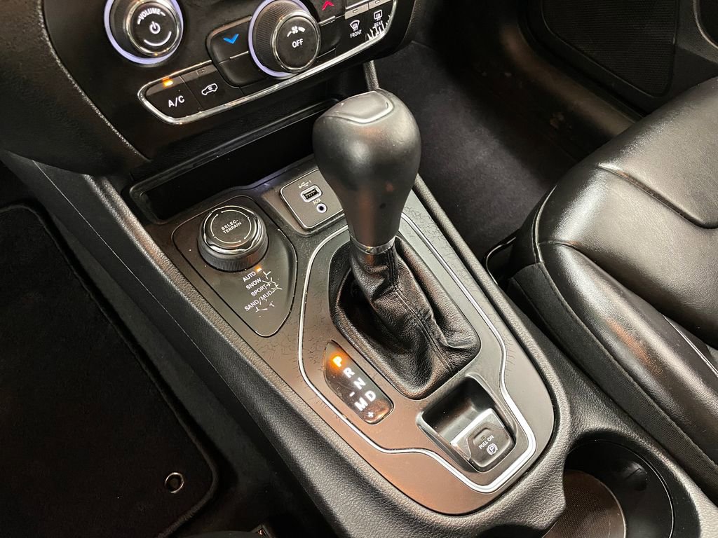 Used 2019 Jeep Cherokee Latitude Plus AWD/4WD image 29