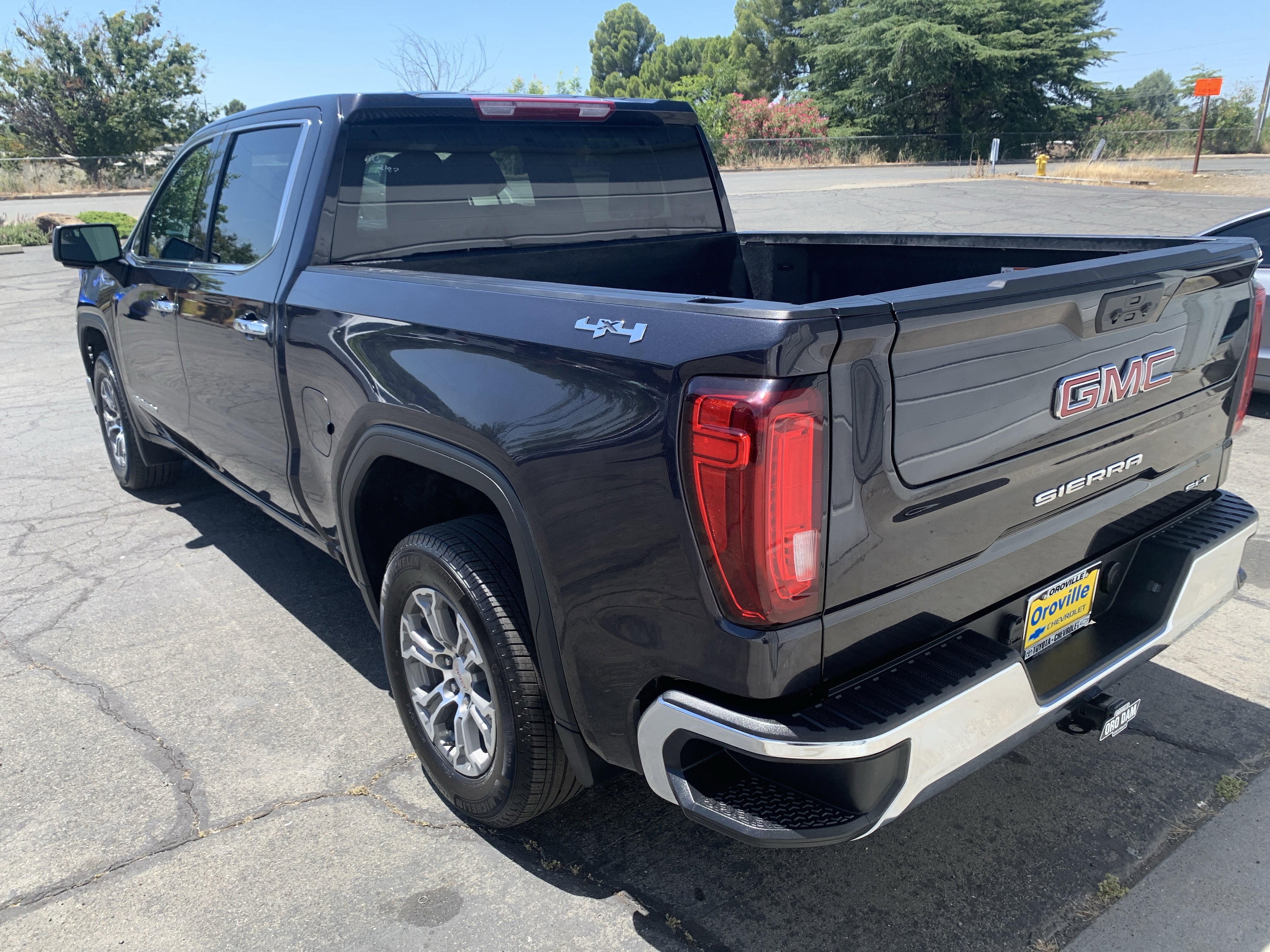 Used 2025 GMC Sierra 1500 SLT AWD/4WD image 1