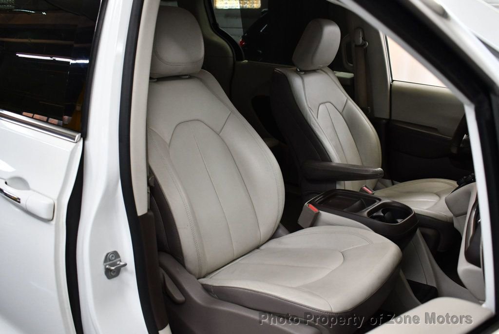 Used 2017 Chrysler Pacifica Touring-L image 12