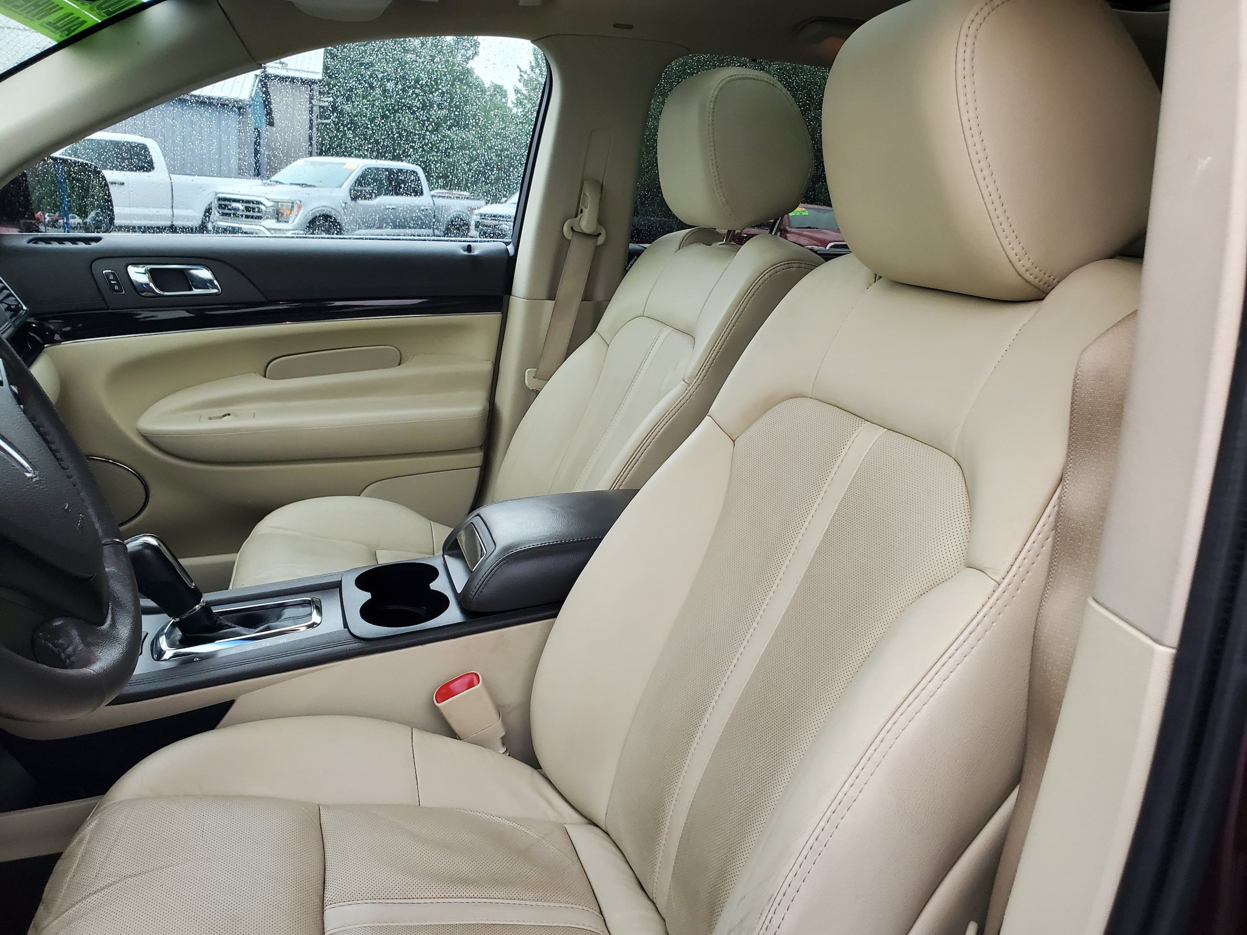Used 2019 Lincoln MKT AWD image 9