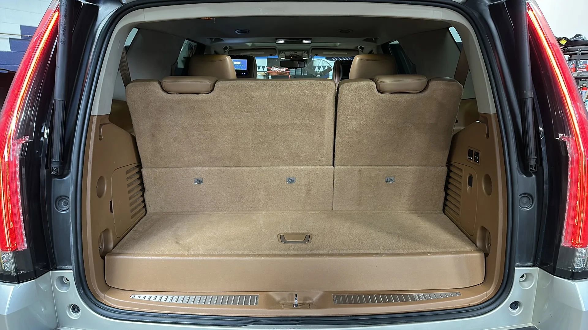 Used 2016 Cadillac Escalade Platinum image 16