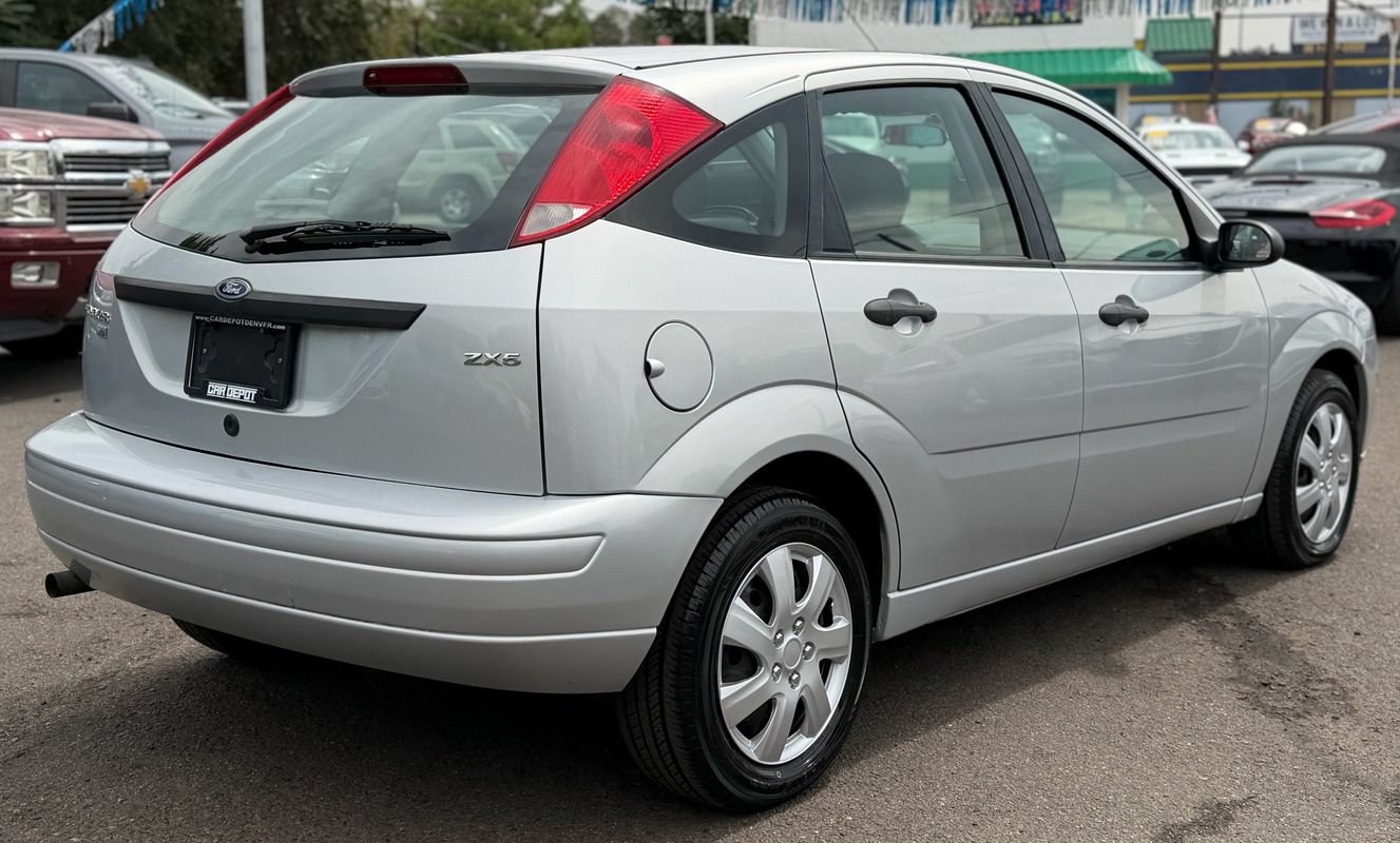 Used 2006 Ford Focus ZX5 Hatchback FWD image 3