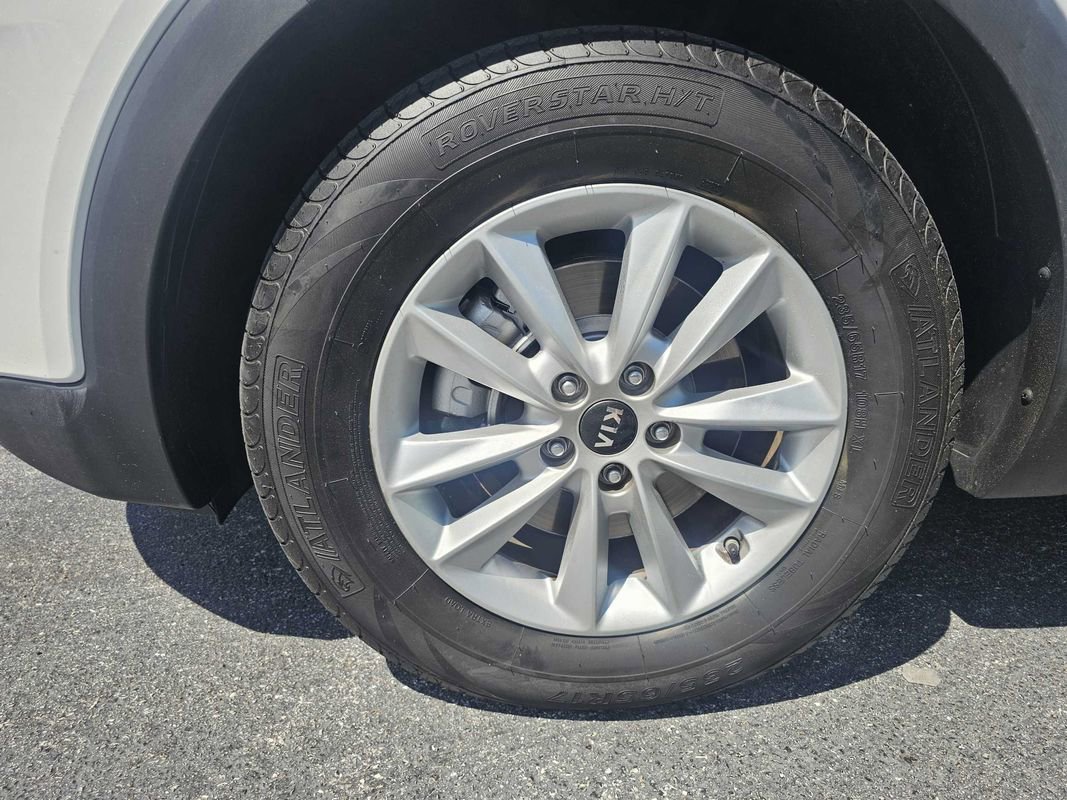 Used 2019 Kia Sorento LX image 5
