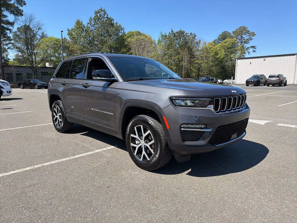 Used 2025 Jeep Grand Cherokee Limited AWD/4WD image 4