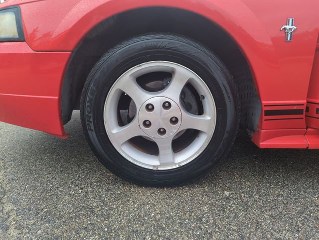 Used 2001 Ford Mustang Convertible RWD image 29