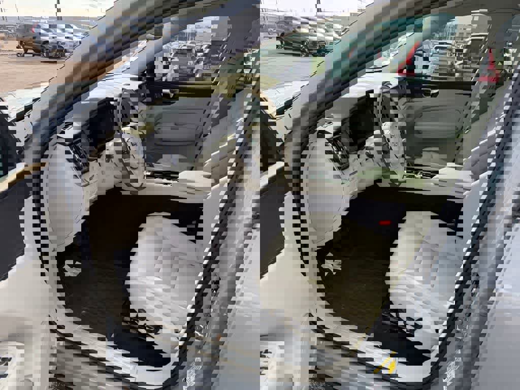 Used 2024 Volvo XC60 B5 Plus w/ Protection Package Premier image 14