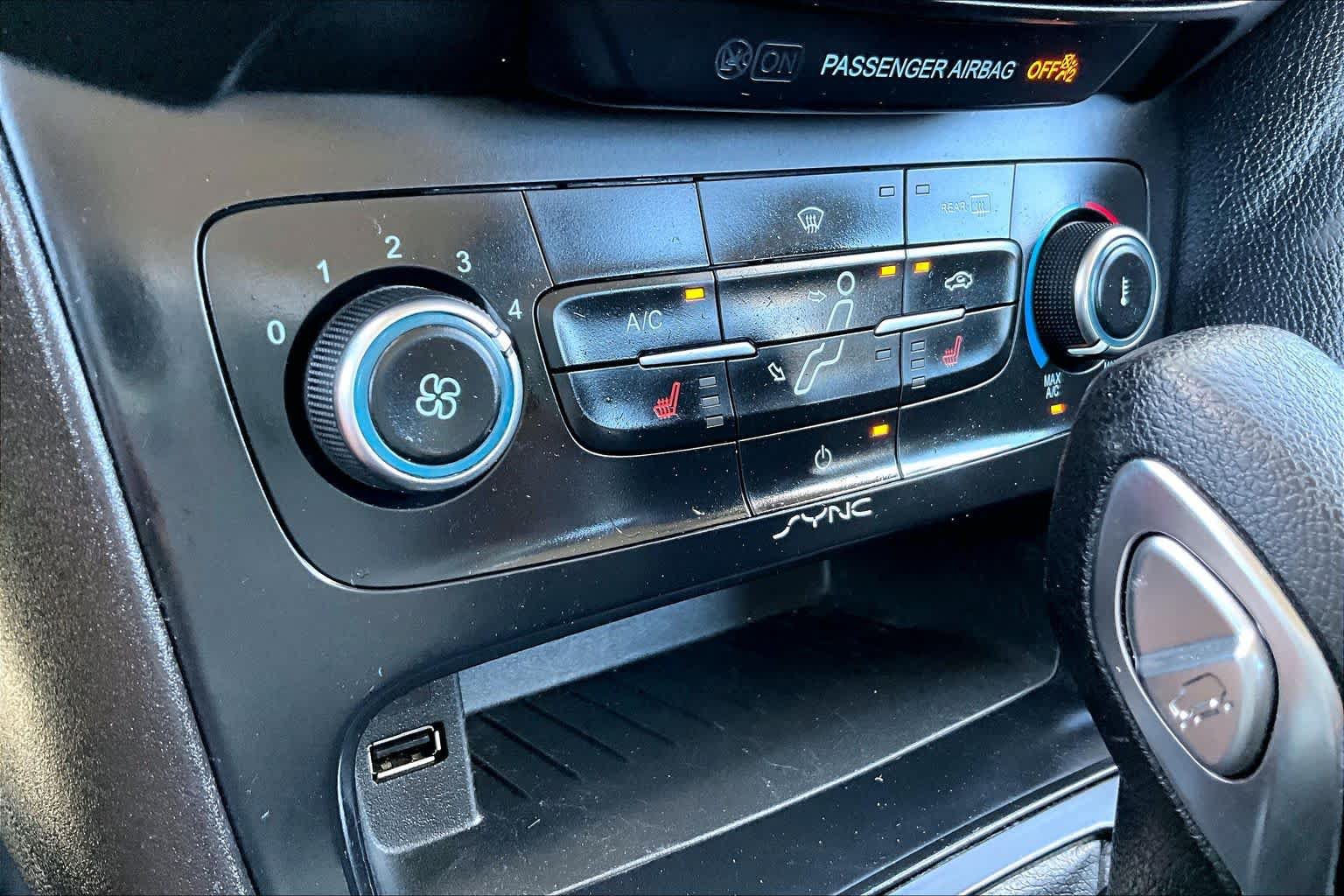 Used 2018 Ford Focus SE w/ Cold Weather Package FWD image 32