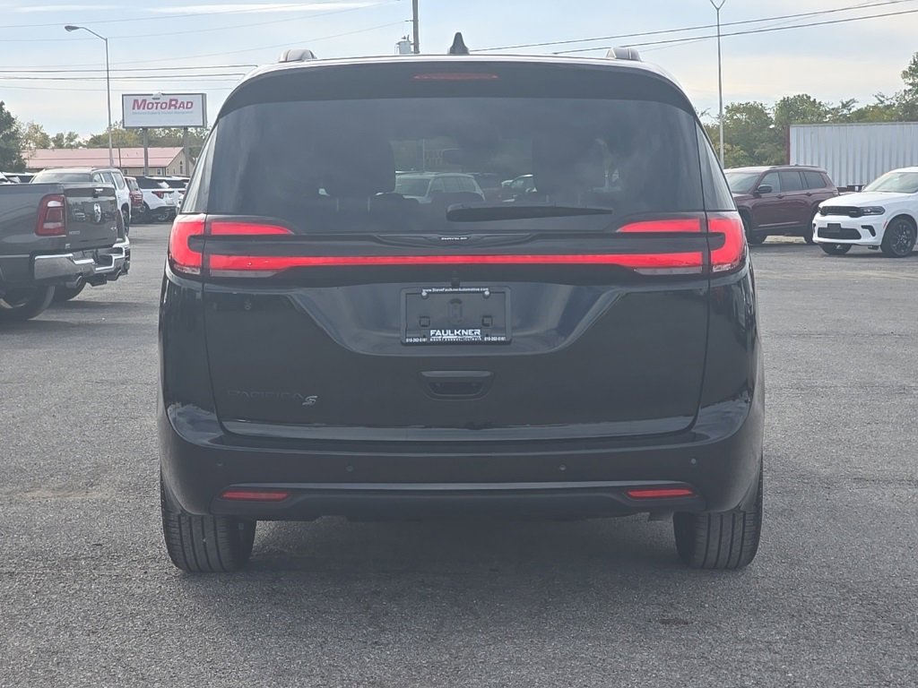 New 2026 Chrysler Pacifica Select image 6
