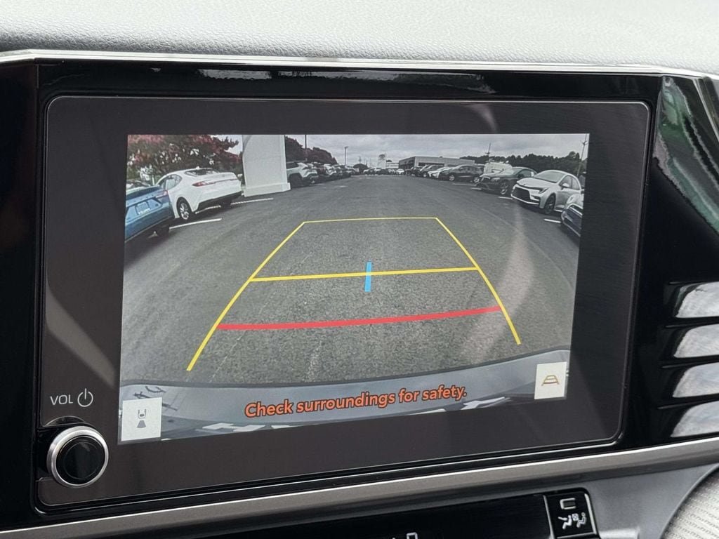 Used 2025 Toyota Camry SE FWD image 4
