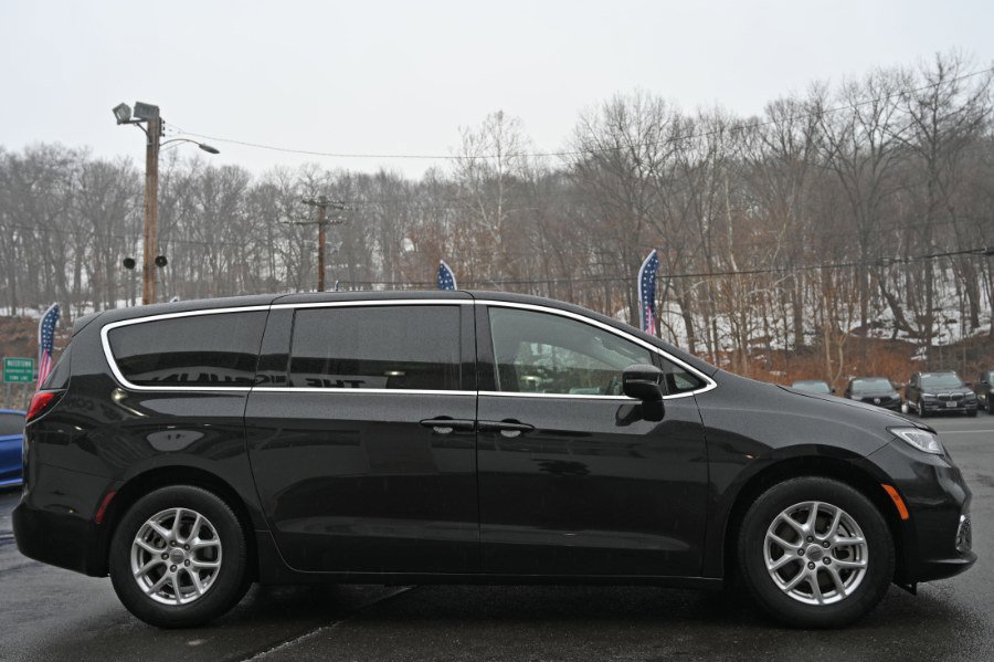 Used 2023 Chrysler Pacifica Touring-L FWD image 6