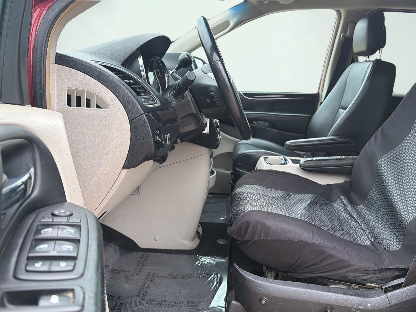 Used 2014 Chrysler Town & Country Touring FWD image 2
