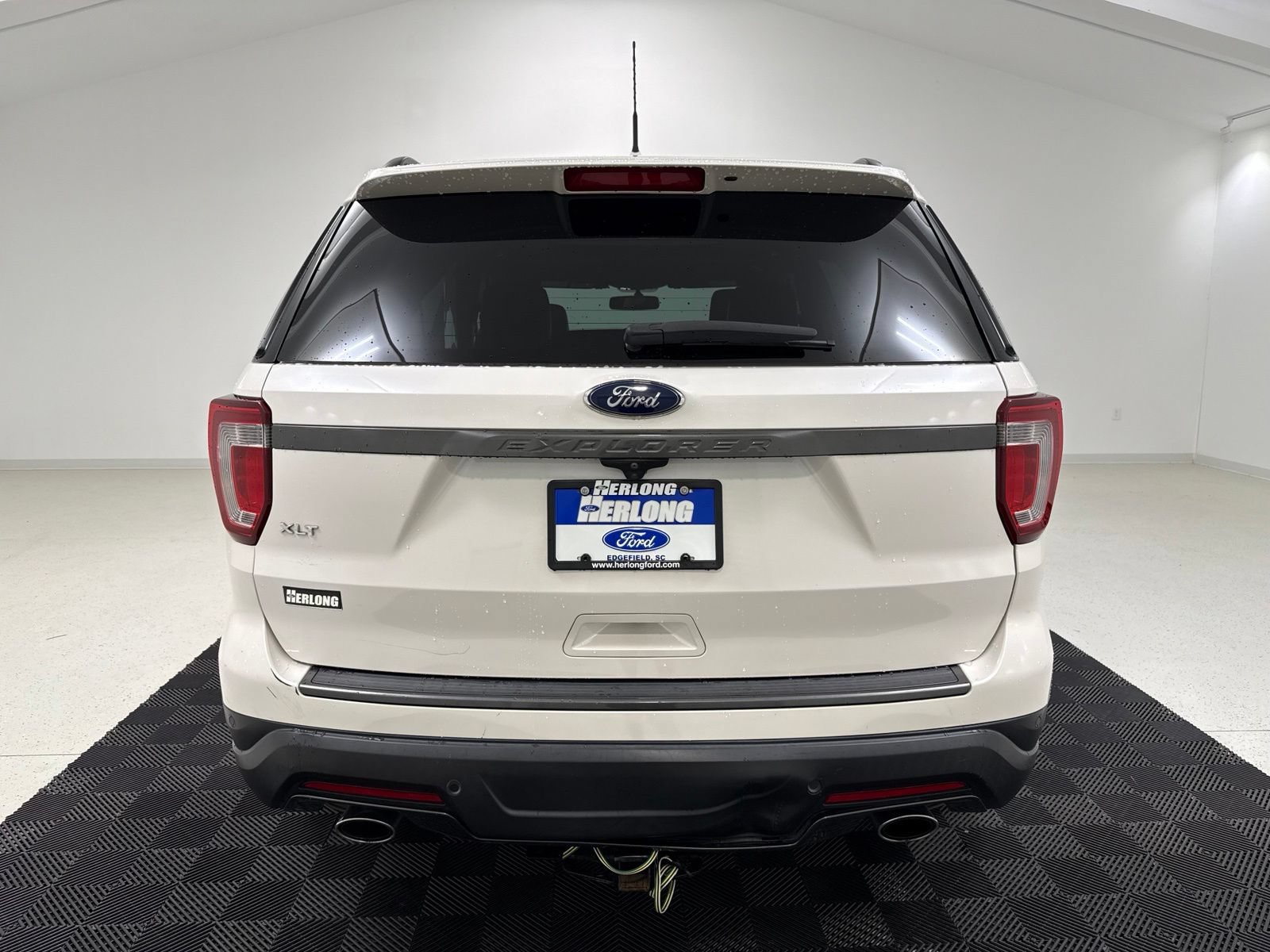 Used 2018 Ford Explorer XLT w/ Equipment Group 202A FWD image 5
