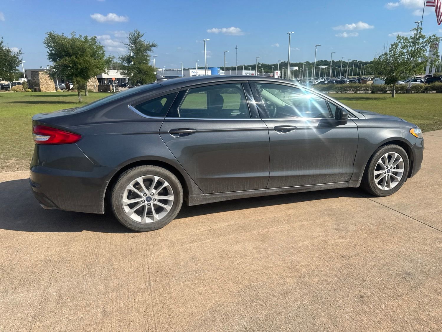 Used 2020 Ford Fusion SE FWD image 9