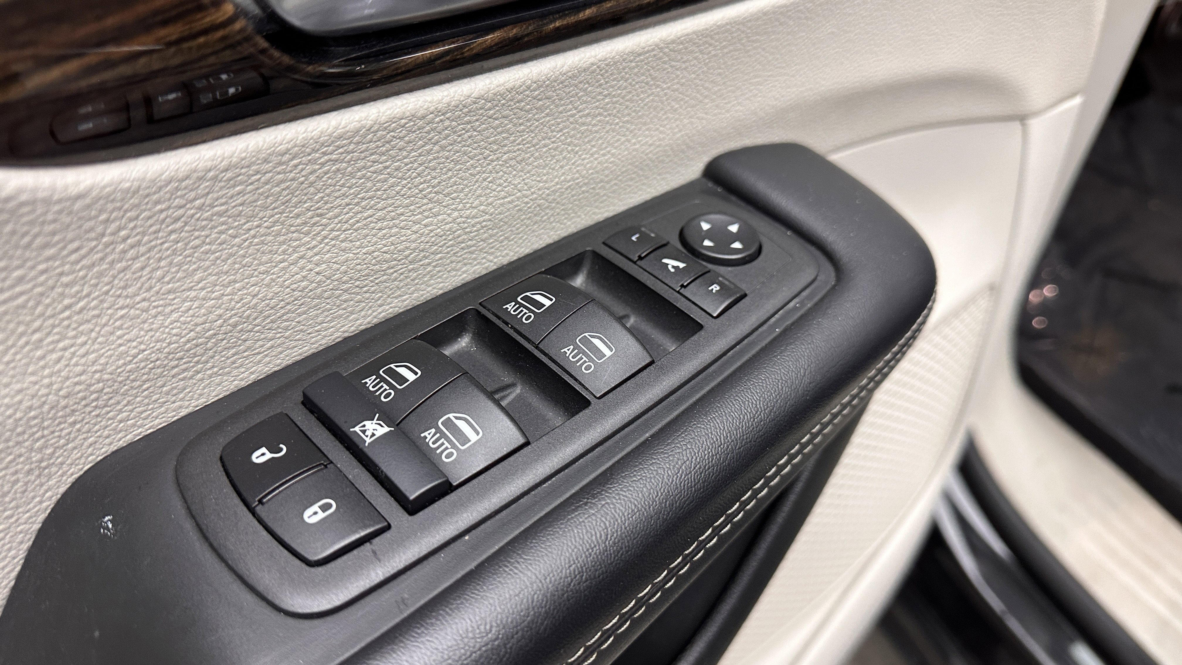 Used 2023 Chrysler Pacifica Limited image 14