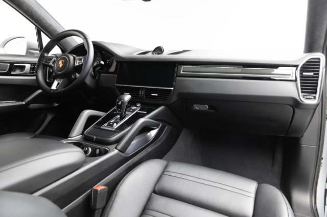 Used 2020 Porsche Cayenne Turbo image 2