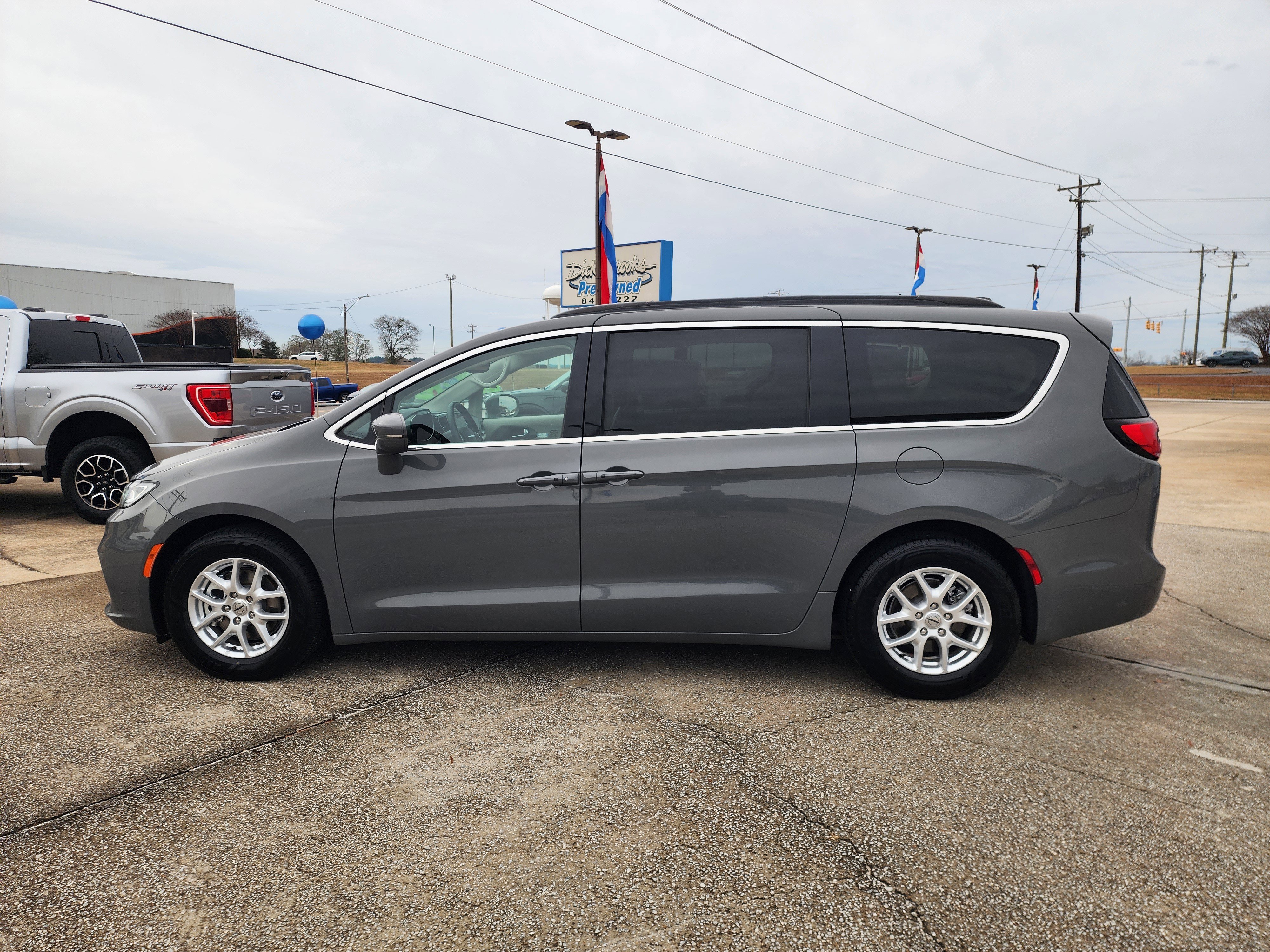 Used 2022 Chrysler Pacifica Touring-L image 8