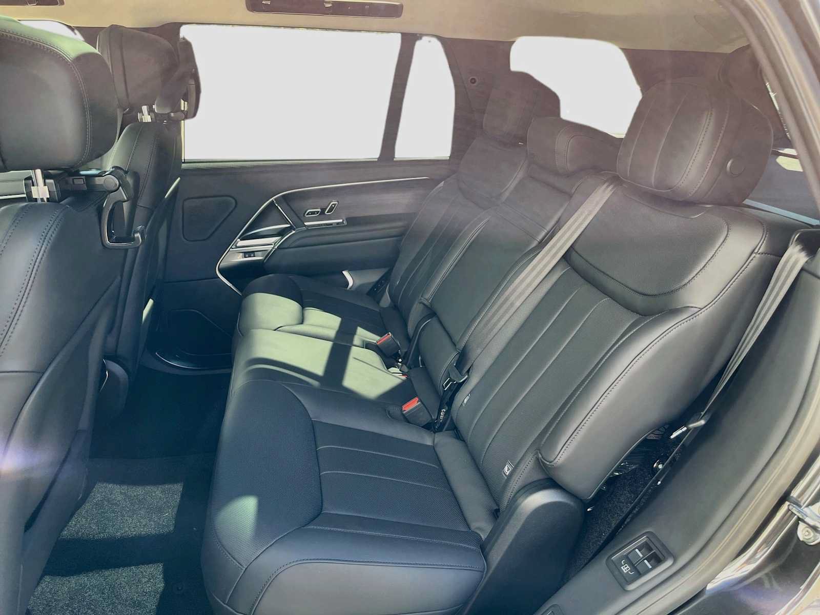 New 2027 Land Rover Range Rover Long Wheelbase SE AWD/4WD image 17