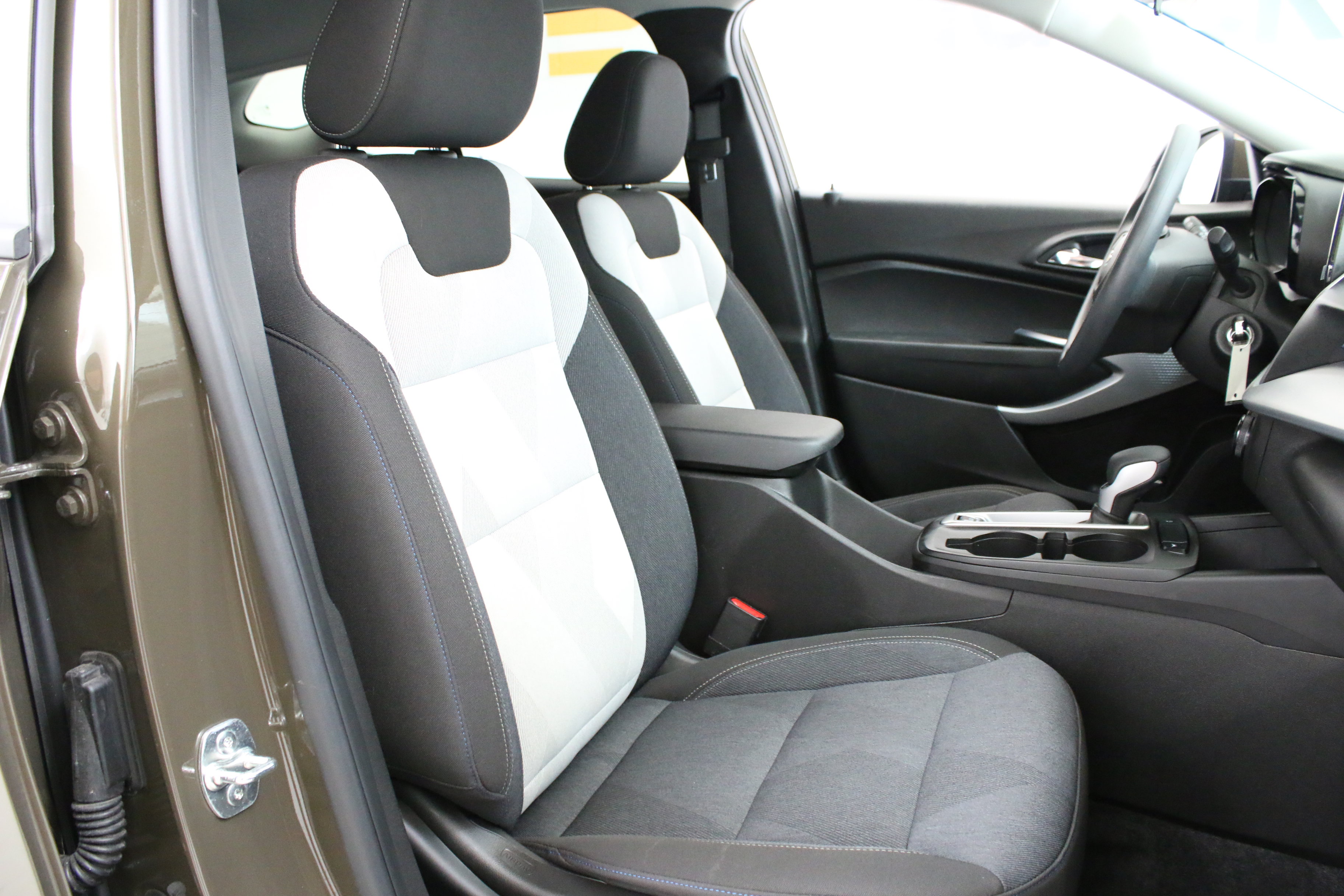 Used 2024 Chevrolet Trax LS w/ LS Convenience Package FWD image 27