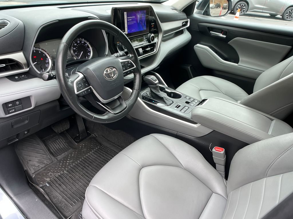 Used 2023 Toyota Highlander XLE image 10