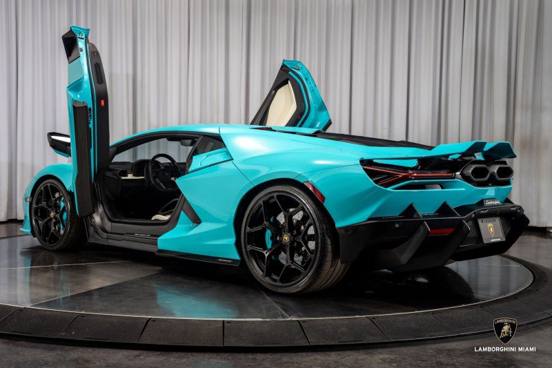 Used 2025 Lamborghini Revuelto image 18
