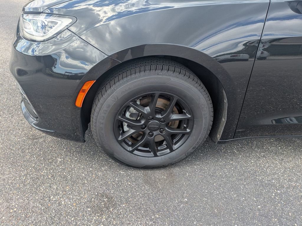 Used 2023 Chrysler Pacifica Touring-L image 33