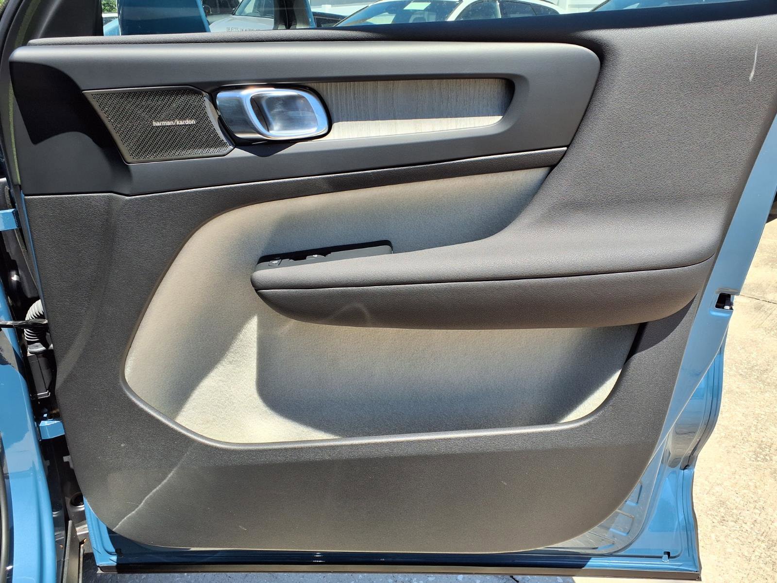 Certified 2023 Volvo XC40 B5 Ultimate w/ Protection Package Premier AWD/4WD image 13