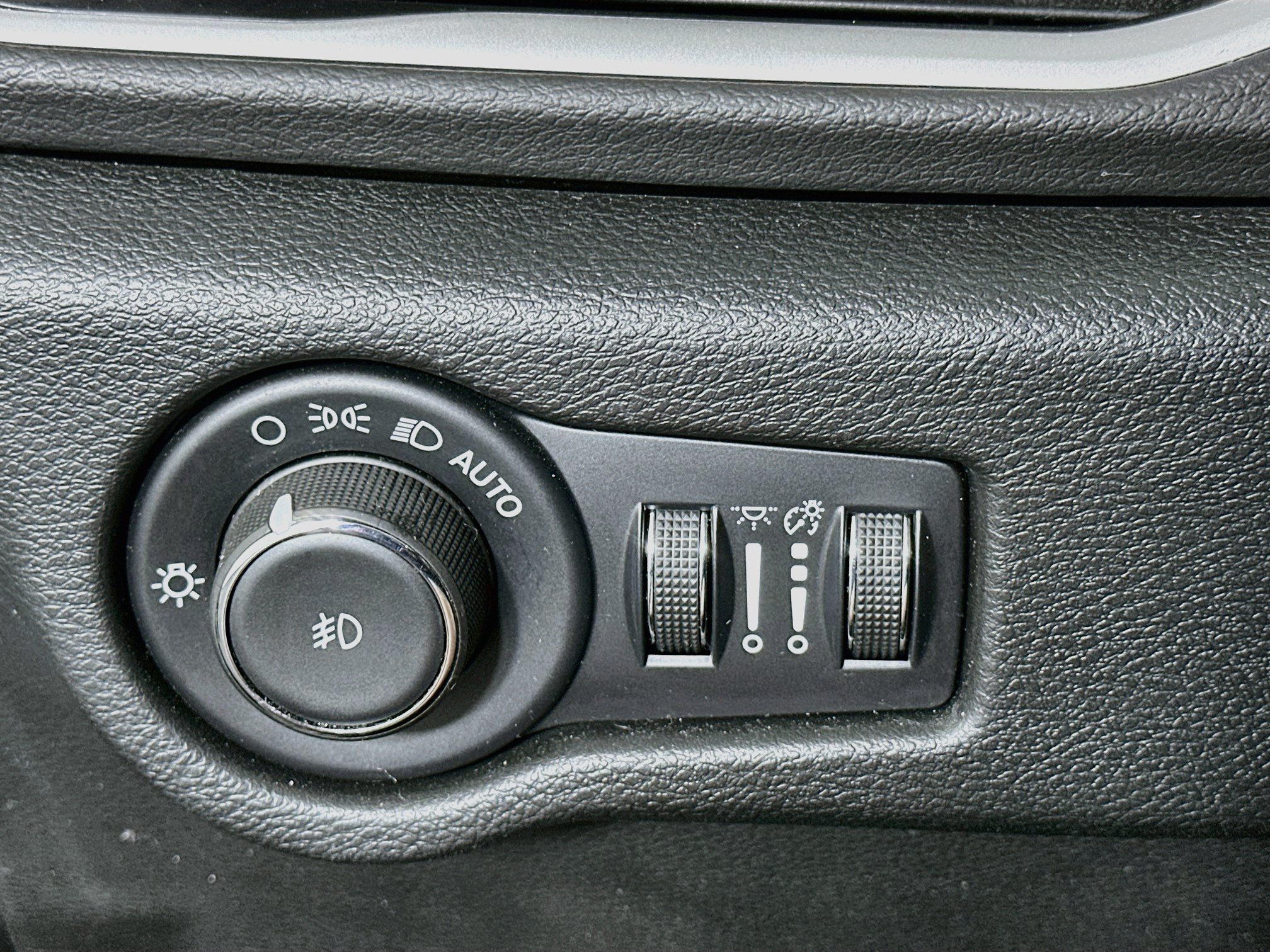 Used 2025 Chrysler Pacifica Select FWD image 17